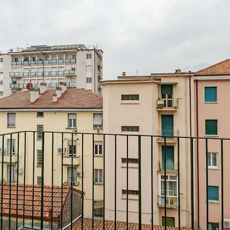Leopardi 9, Bright - & Station Nearby