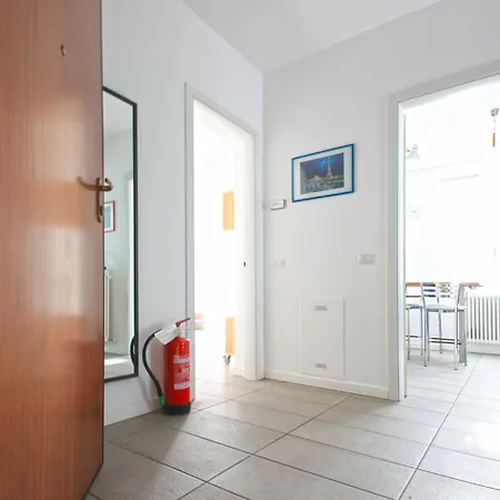 Leopardi 9, Bright - & Station Nearby Lejlighed Lecco